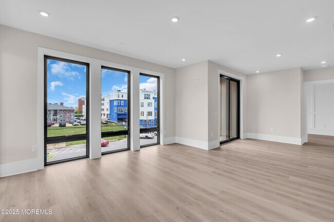 Building Photo - 218 3rd Ave