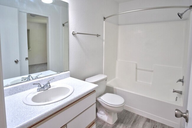 Building Photo - Fully renovated 2nd floor apartment available soon!