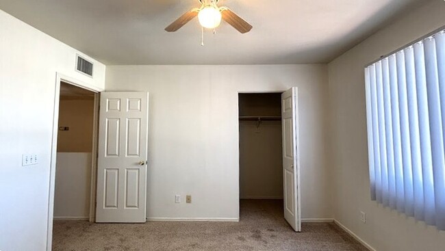 Building Photo - Central 2 bedroom Townhouse