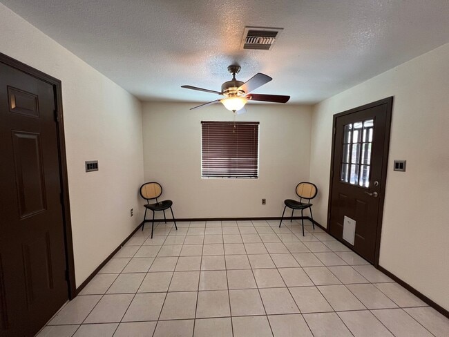 Building Photo - 3 BEDROOM HOME NEAR THE FOOTHILLS!