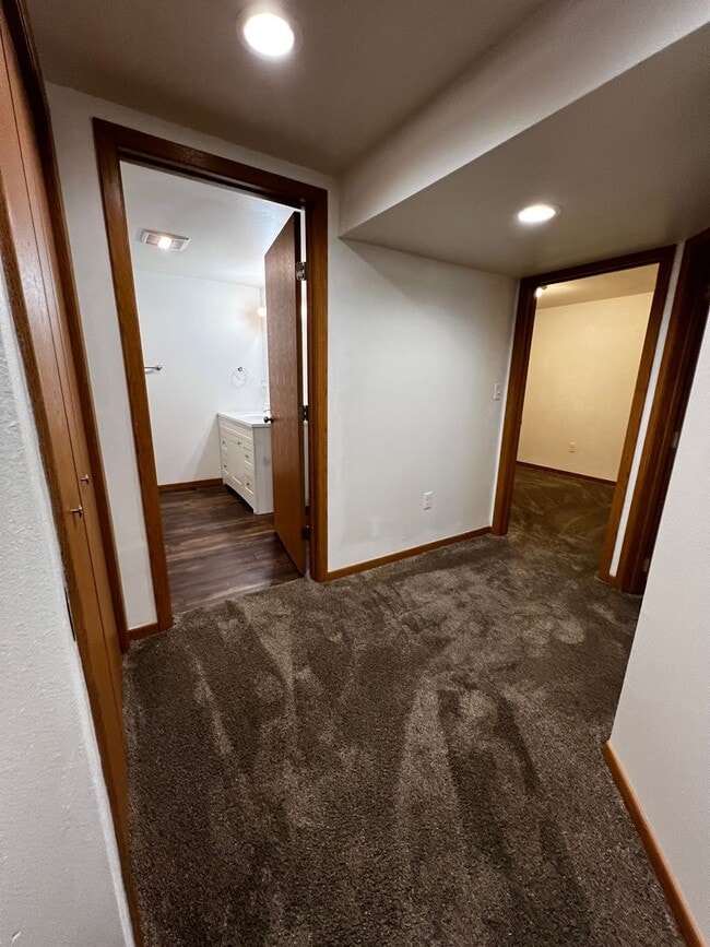 Building Photo - 4 Bedroom 2 Bathroom