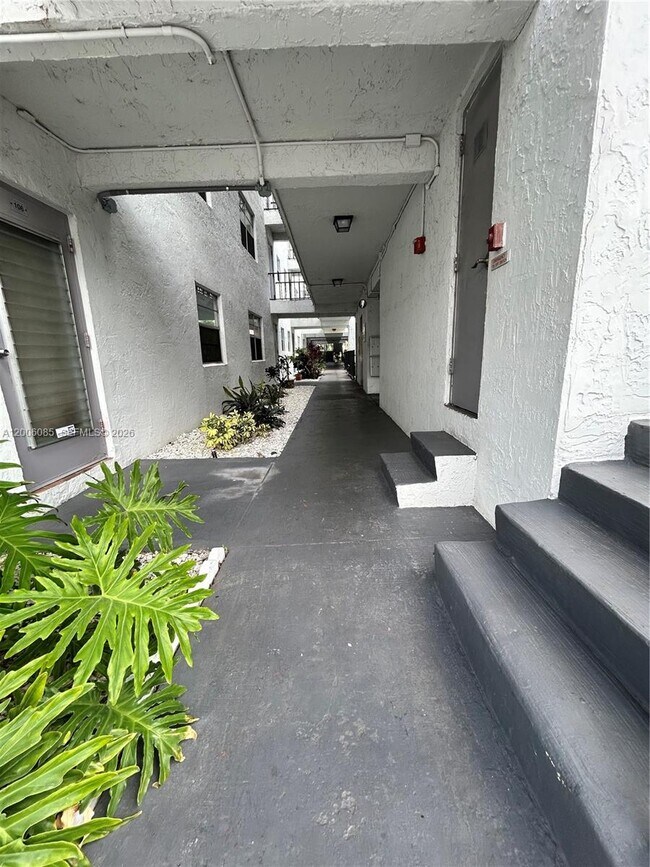 Building Photo - 3000 Sunrise Lakes Dr W