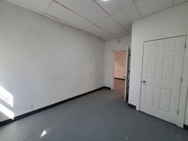 Building Photo - FOR RENT- Large UNIQUE open layout single ...