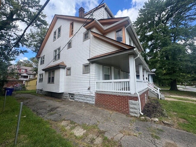 Building Photo - 1056 E 99th St