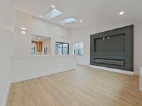 Building Photo - 6++ Bedroom Luxury Campus Living at Its Finest!