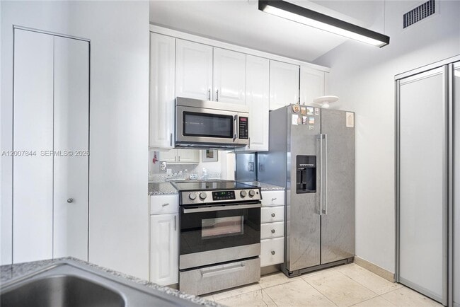 Building Photo - 888 Brickell Key Dr