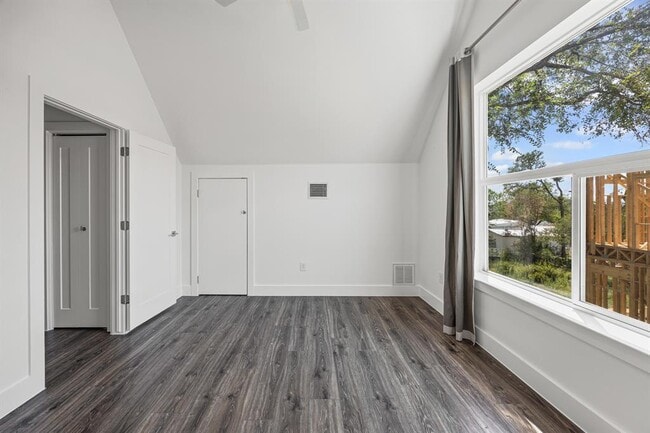 Building Photo - 4805 Santa Anna St