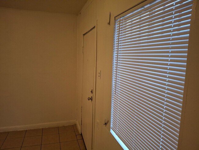 Building Photo - 1007 C St