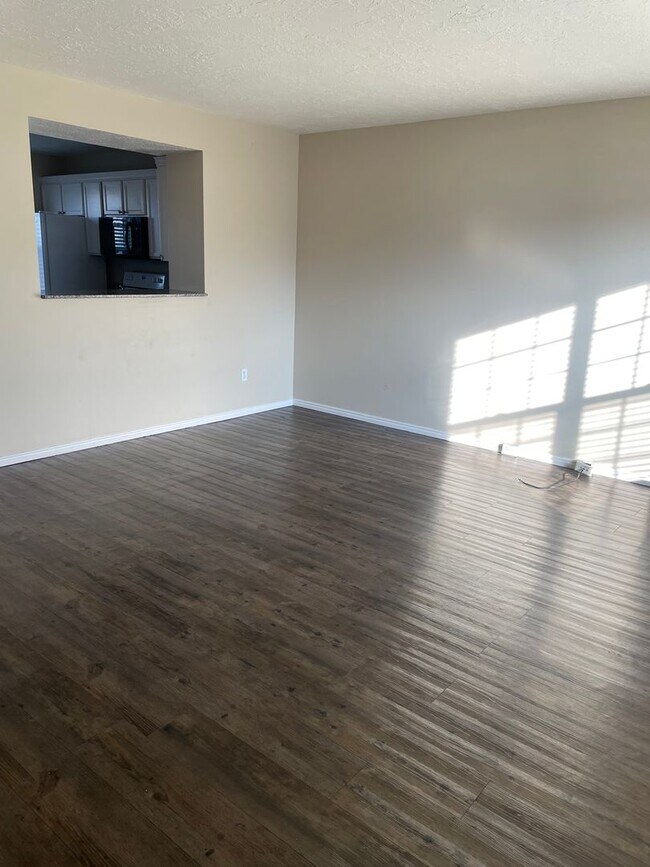 Building Photo - BEAUIFUL TOWNHOME!!!