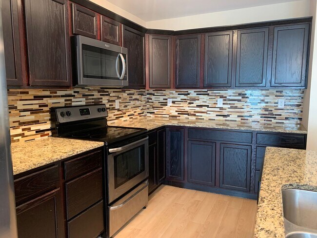 Building Photo - Spacious 3-Bed, 2.5-Bath Townhouse with Fe...