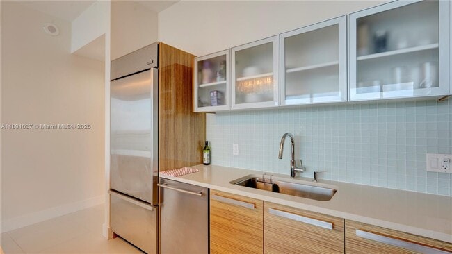 Building Photo - 2020 N Bayshore Dr