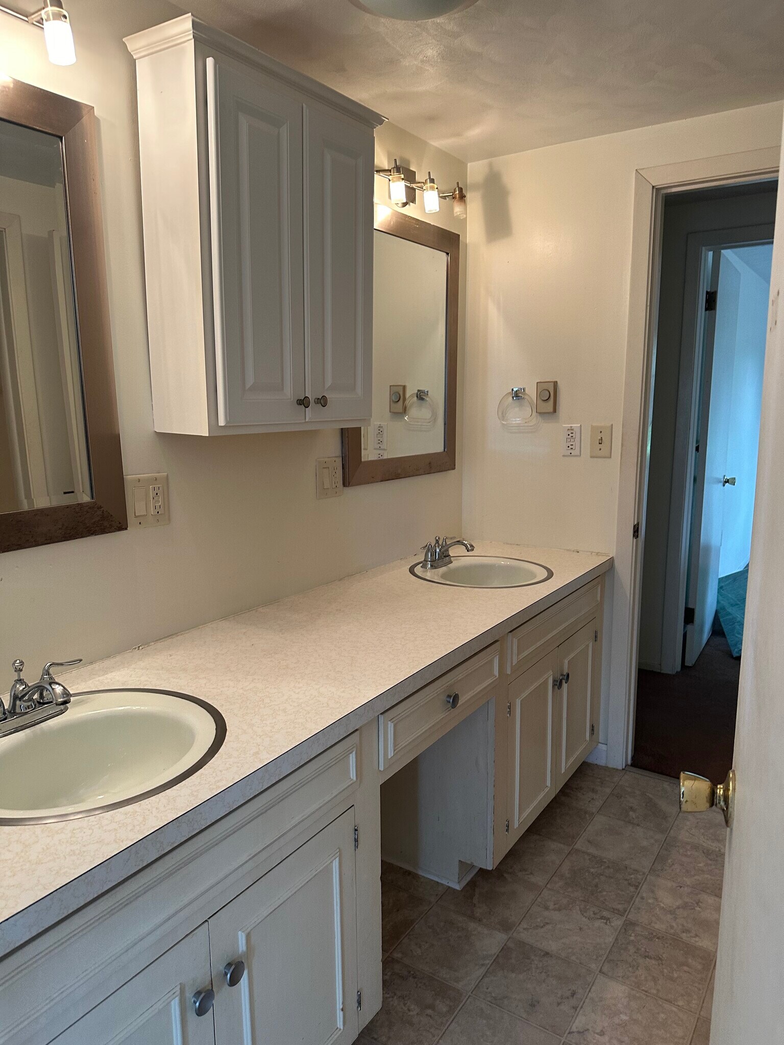 Building Photo - 102 Longmeadow Ln