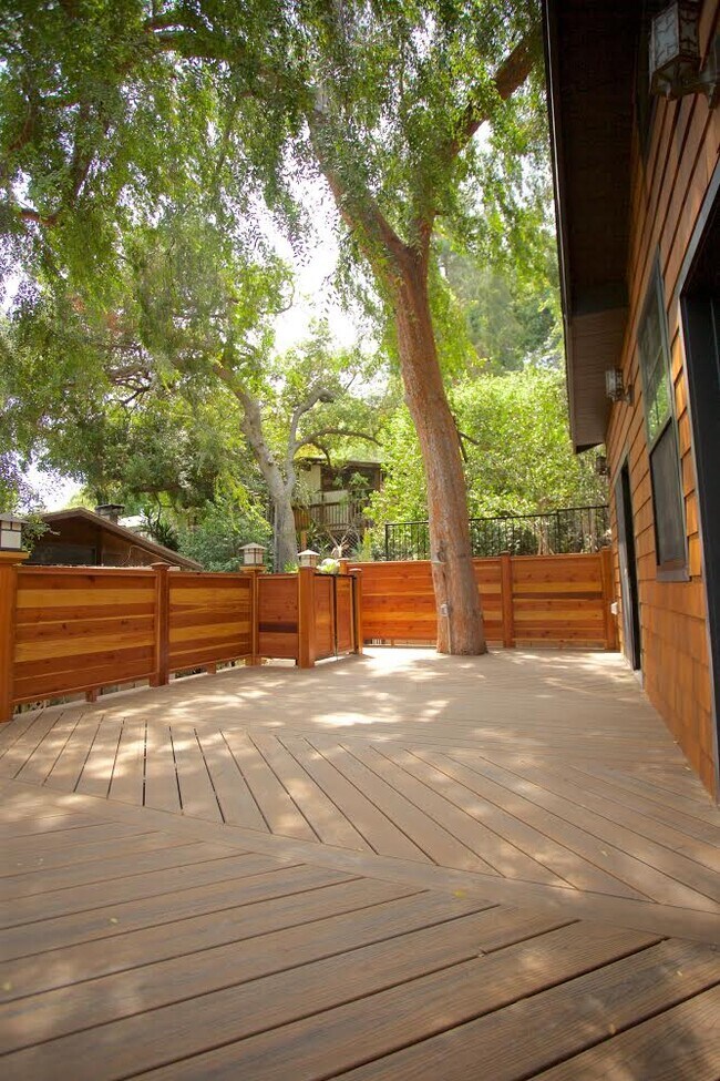 Building Photo - 2119 Hyperion Ave