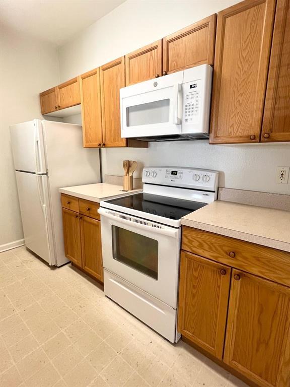 Building Photo - 8101 Coconut Palm Way