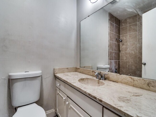 Building Photo - 1406 Ridgecrest Dr