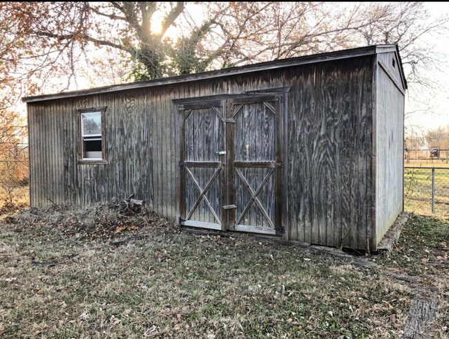 Building Photo - 1203 E Pecan St