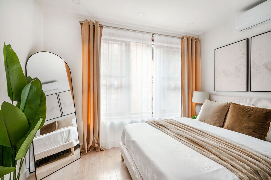 Building Photo - 347 E 78th St