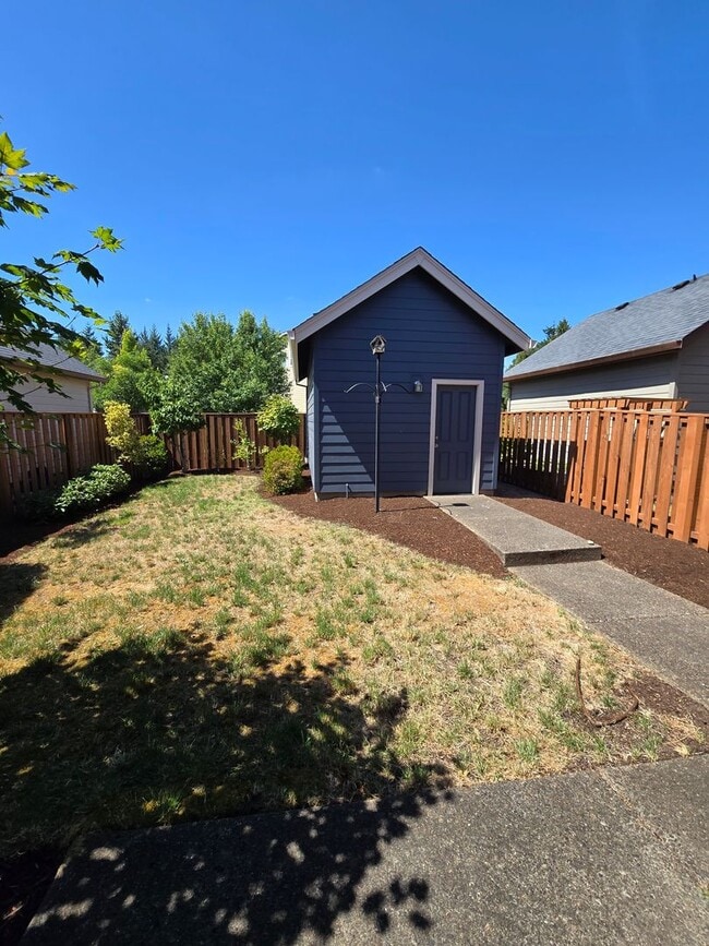 Building Photo - Small Dog Friendly 2 Bedroom 1.5 Bath Hous...