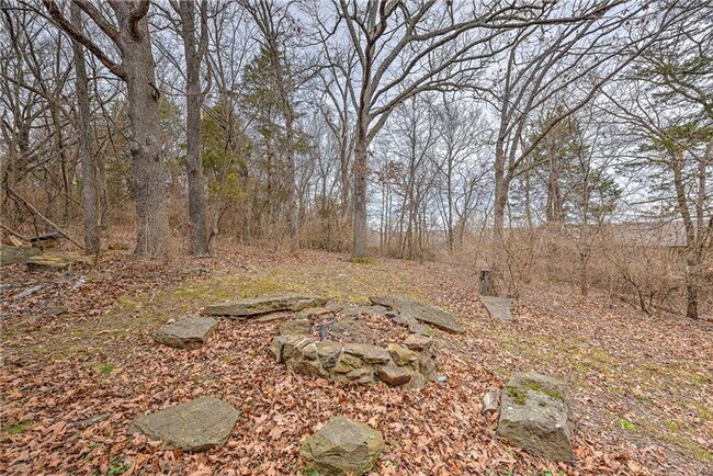 Building Photo - Updated 2 Bed 2 Bath Townhome located in East Fayetteville. Pool access included!