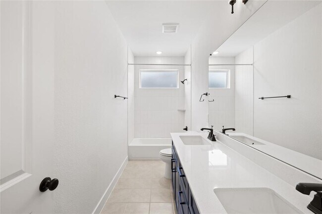 Building Photo - 1608 Kit Cir
