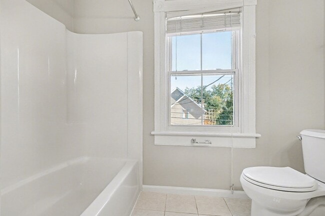 Building Photo - Charming 3-bedroom 2 bathrooms in Downtown...