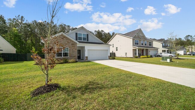 Building Photo - Beautiful 4-Bedroom Home in The Commons Featuring a Convenient Floor Plan
