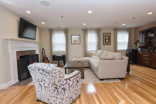 Building Photo - 21 Main St