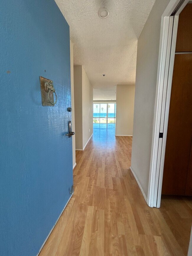 Building Photo - 2 Bed, 2 Bath Ocean View Condo in Highly D...