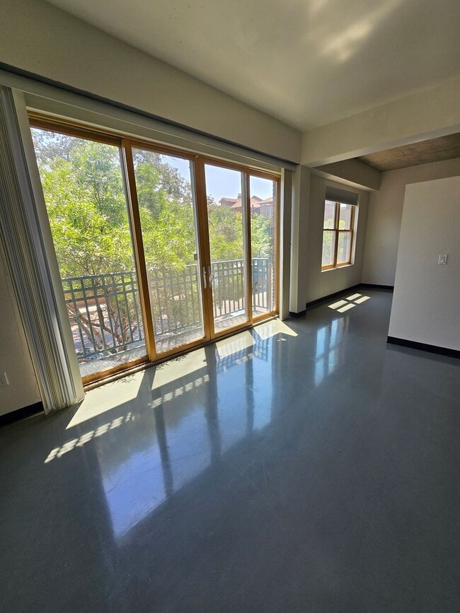 Building Photo - Beautiful 2BR , 2BA 2nd floor loft in East...