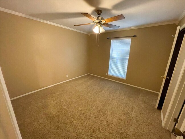 Building Photo - 1714 Crescent Dr