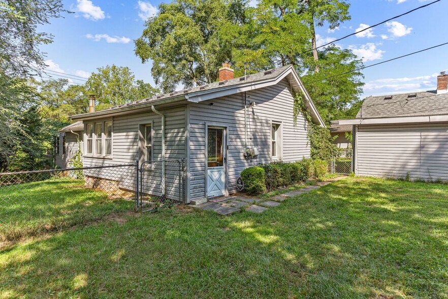 Building Photo - 2550 Loon Lake Rd