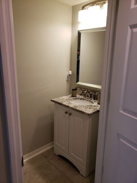 Half bath downstairs - 76550 Longleaf Loop