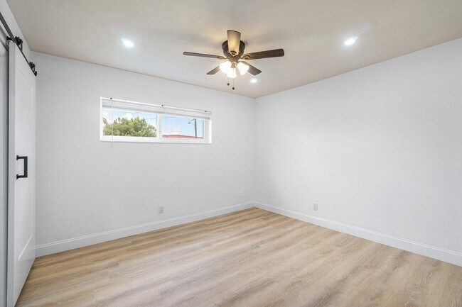 Building Photo - 434 SW 9th St