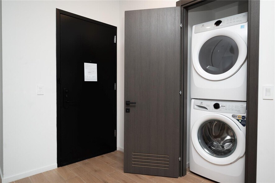 Building Photo - 398 NE 5th St