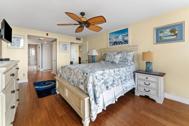 Building Photo - 1 Key Capri