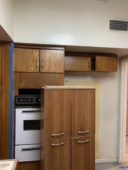 Building Photo - 1039 Barston Ave