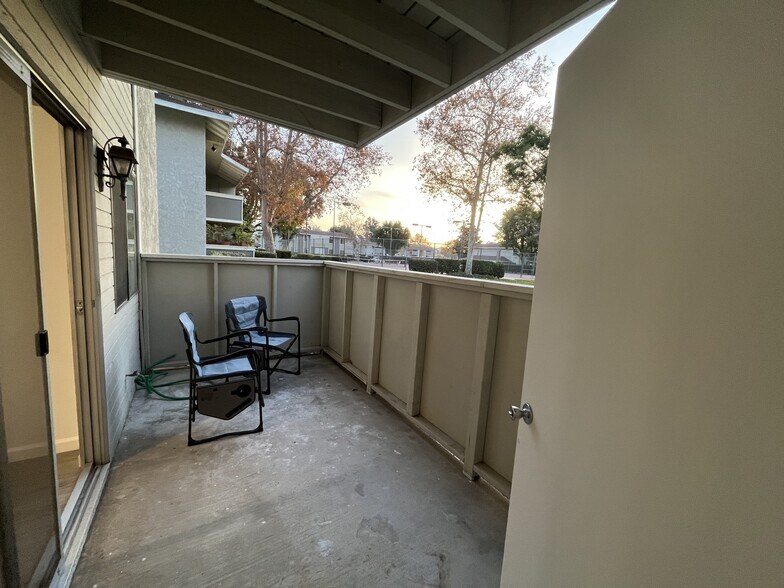 Large Outdoor Patio - 26200 Redlands Blvd