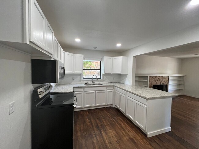 Building Photo - Cute 3-bedroom, 2-bath