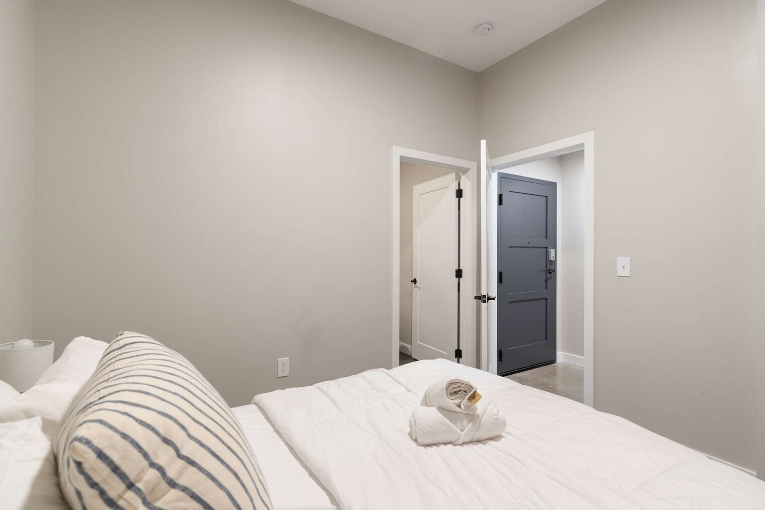 Building Photo - 205 W 4th St