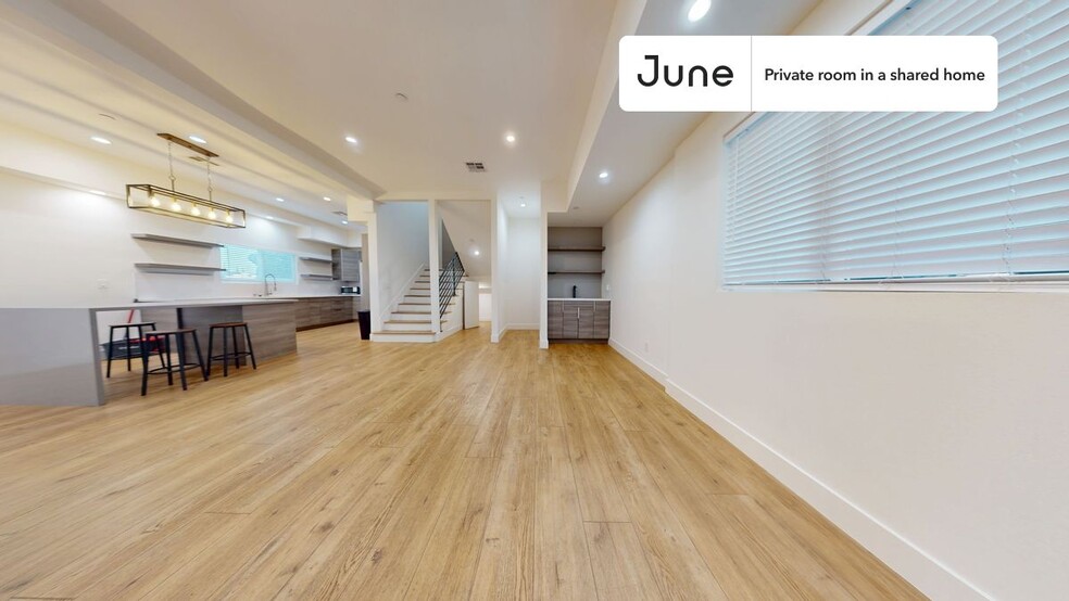 Building Photo - Private bedroom in 4 bed/4 bath Home