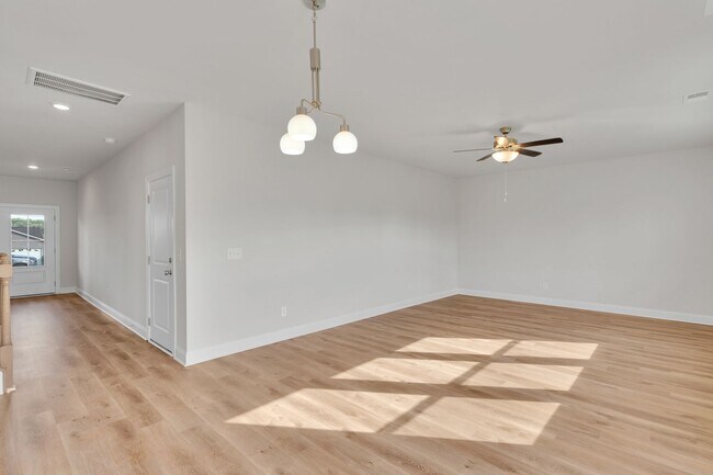 Building Photo - Beautiful 4BR 2.5BA Home w/ Full Appliance Kitchen • Garage Parking •