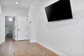 Building Photo - 275 Gateway Dr