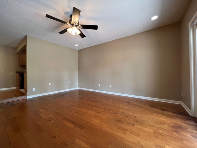 Building Photo - Audubon Park 2/2 Corner Unit Villa with La...
