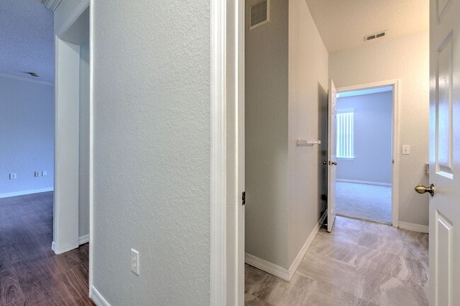 Building Photo - Very nicely upgraded  2bed/2bath 2nd floor...
