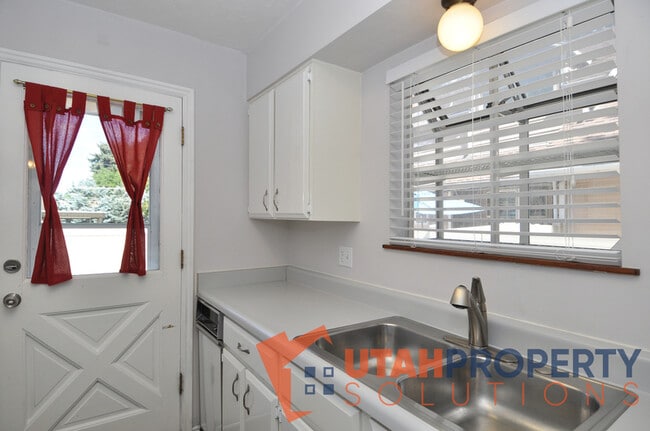 Building Photo - 687 E Countryside Ct