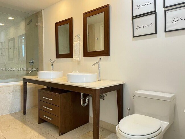 Building Photo - 485 Brickell Ave