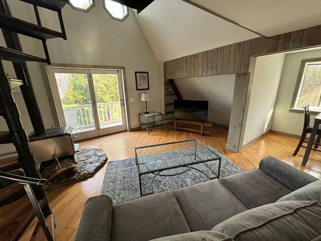 Building Photo - Renovated Spectacular Lakefront Carriage H...