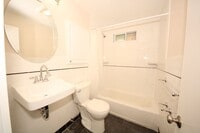 Building Photo - large 4 bed in Waltham