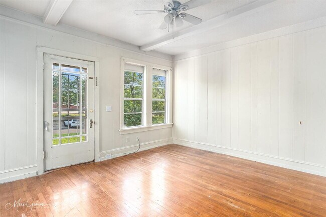 Building Photo - "Charming 1-Bed Retreat with Cozy Fireplac...