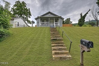 Building Photo - 463 Manville Rd